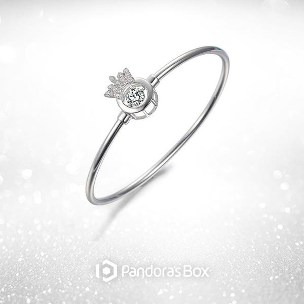 Luxe Crown Bangle